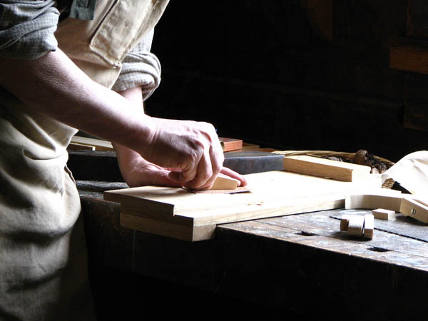 Nacemos de la influencia y formación  heredada en el sector de la <strong>carpintería de madera y ebanistería  en Risco.</strong>